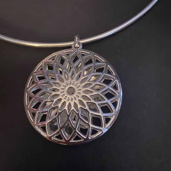 💙Silver thin Choker - Picture 2 of 2